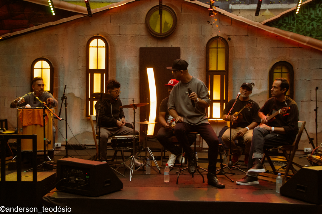 Banda completa de samba tocando no palco da Villa do Som